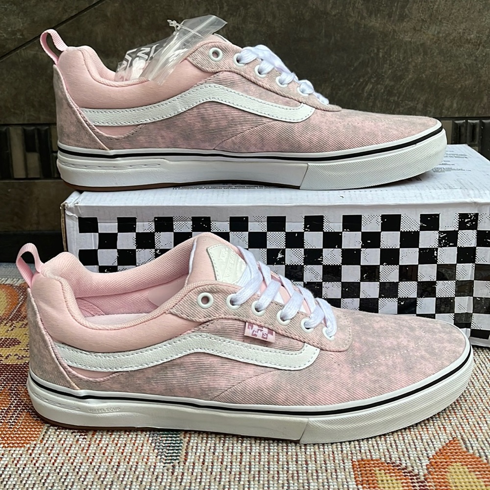Vans Men’s Kyle Walker
Acid Denim Pink
VN0A5JIEPNK
Sneakers